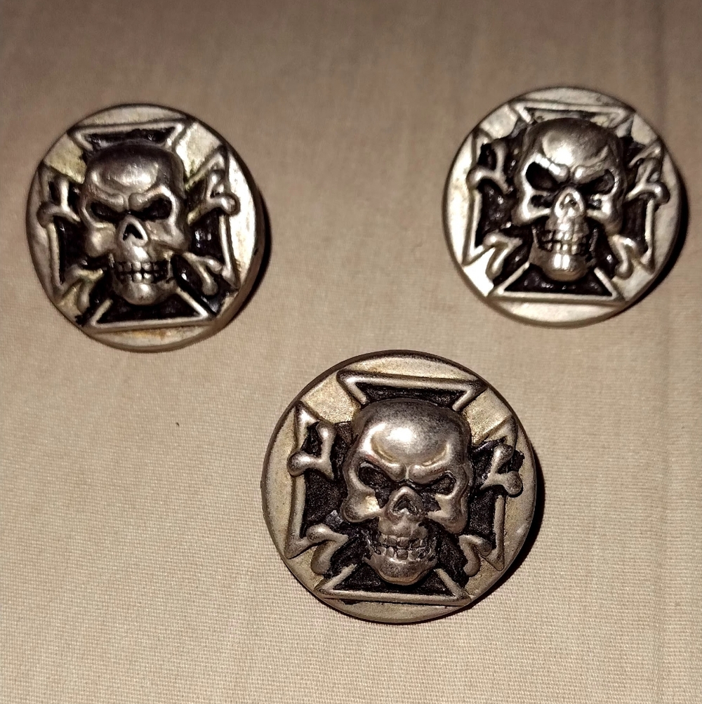 ☠️Skull & Crossbones Conchos/Goth/Halloween/Fetish/Horror (6) count